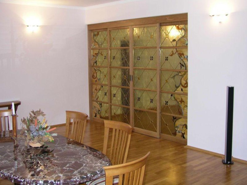 Перегородка для гостиной с цветным стеклом и декоративными вставками Нальчик