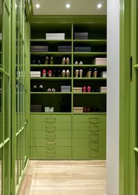 Г-образная гардеробная комната в зеленом цвете Нальчик