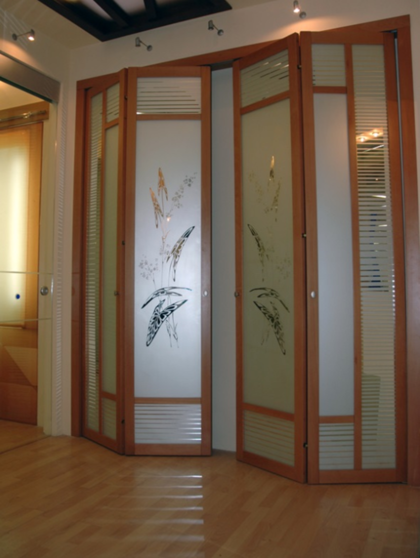 Широкие двери гармошка с матовым стеклом и рисунком Нальчик
