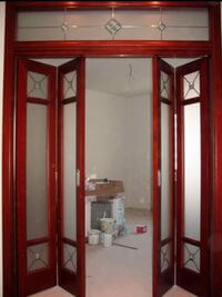 Дверь гармошка с декоративными стеклянными вставками Нальчик